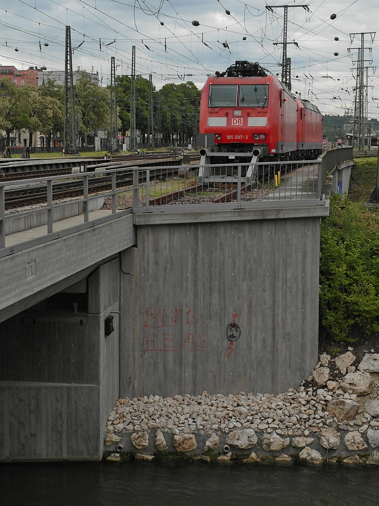 Wochenendstellplatz - Auf der Brücke über die Landesstraße und vor der Brücke über den aus der Radolfzeller Aach abgeleiteten Kanal sind zwei Loks der Baureihe 185 abgestellt (Singen, 30.05.2015).