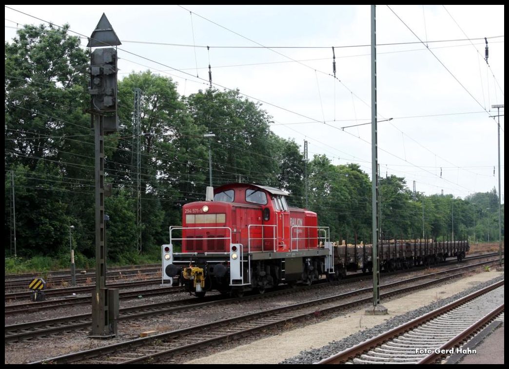 Wochentags fährt DB noch immer eine Leistung zum Stahlwerk in Georgsmarienhütte. Am frühen Nachmittag kommt der Zug aus Georgsmarienhütte nach Hasbergen, wo der Zug, wie hier am 24.06.2015 nach dem Umsetzen, auf die Weiterfahrt nach Osnabrück wartet. An diesem Tag war 294571 Zuglok.