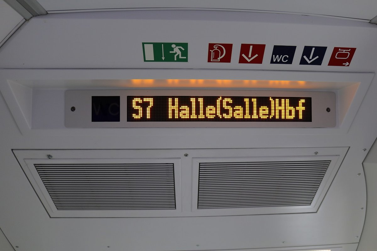 Wohin es geht, verrät die Zugzielanzeige in einem Doppelstockwagen der S-Bahn Mitteldeutschland (DB Regio Südost) in S 37719 (S7) von Halle-Nietleben nach Halle(Saale)Hbf Gl. 13a. Leider hat sich ein ärgerlicher Rechtschreibfehler eingeschlichen, zu dem Kinder gerne neigen. Wer erkennt ihn? [31.10.2017 | 8:56 Uhr]