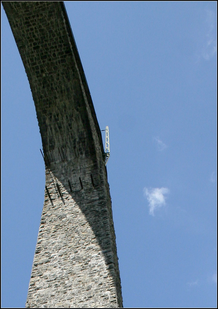 Wohin führt diese Bahnbrücke? -

Scheinbar ins Nichts. 

14.05.2008 (M)