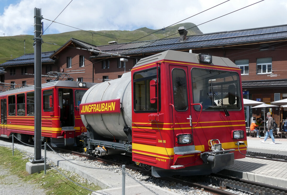 Wohl ein Unikat: 'Zisternensteuerwagen' der Jungfraubahn. Da die G�terwagen bei der JB immer bergw�rts des Zuges eingereiht sind, bekam dieser Zisternenwagen wohl einen F�hrerstand. Kleine Scheidegg, 21.7.2026