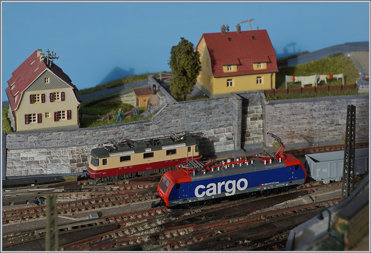Wohl eines der letzten Bilder auf einem Fragment meiner 2010 abgebrochen  Alten - Z Spur  Anlage: an der abgestellten SBB Re 4/4 II 11161 fährt die SBB Cargo Re 474 014-8 mit einem Güterzug vorbei. 

3. Jan. 2020