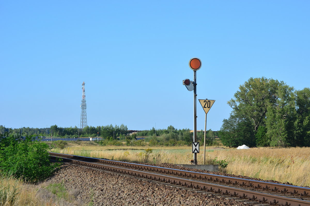 Wohl einzigartig. Das Einfahrvorsignal des Bahnhofs Niedergörne kann nicht gestellt werden da hier der Endbahnhof der Strecke ist. Interessant ist auch die kleine Vorsignalscheibe. In Niedergörne stehen noch HL Signale. Vom Bahnhof Niedergörne werden mehrere Anschlüsse bedient. Der größte Kunde ist die Zellstofffabrik welche mit Baumstämmen und Hackschnitzel bedient wird.

Niedergörne 23.07.2019