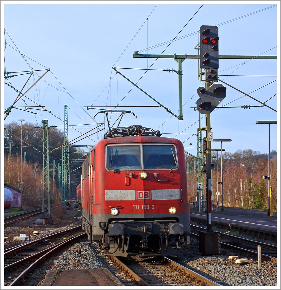 Wohl für 2013 mein letzter lokbespannter RE... 

Die 111 158-2 mit dem RE 9  Rhein-Sieg-Express   (Köln Hbf - Siegen Hbf) am 31.12.2013 bei der Einfahrt in den Bahnhof Betzdorf/Sieg. 
Aufgenommen vom Bahnsteig (102/105).

Ich wünsche allen, einen guten Rutsch, kommt alle gesund und munter ins neue Jahr!
