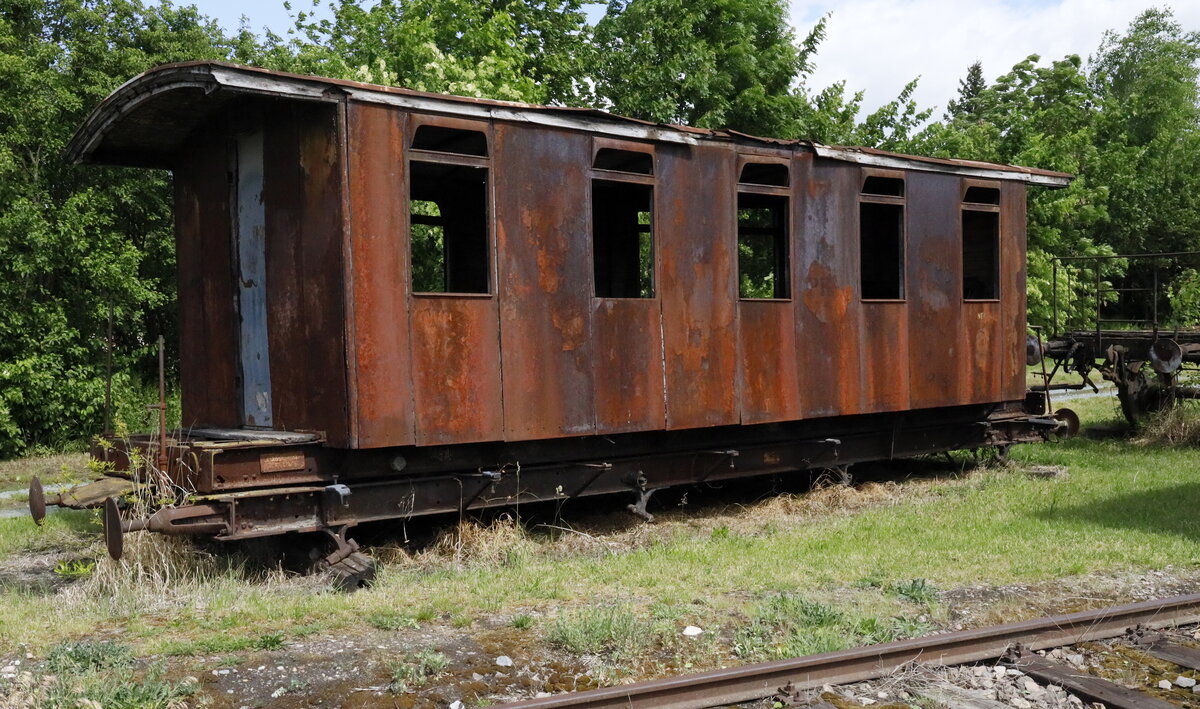 wohl für immer ausgedient, Wagenkasten eines dem Fotografen unbekannten Wagens im Eisenbahnmuseum  Výtopna Jaroměř.21.05.2021  10:16 Uhr.
