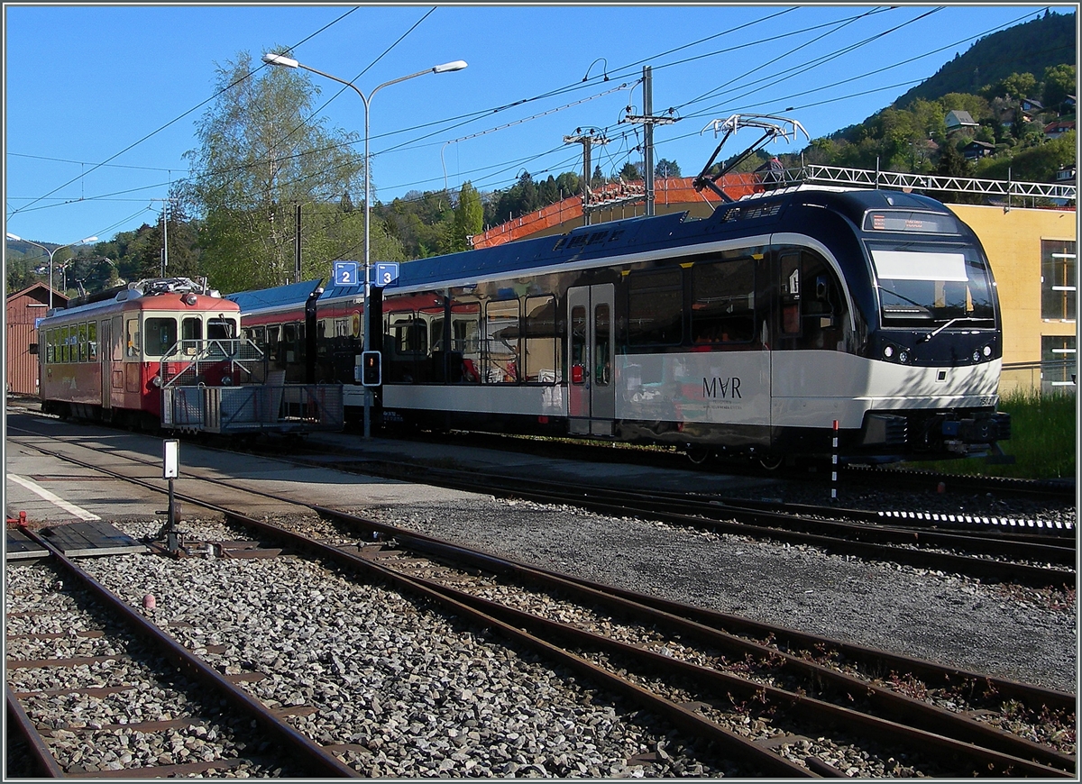 Wohl nur für kurze Zeit können die neuen SURF ABeh 2/6 und die alten BDeh 2/4 gemeinsam im Betrieb erlebt werden: Während der SURF ABeh 2/6 7502  Blonay  nach Vevey fahren wird, wartet der BDeh 2/4 74 auf die Abfahrt Richtung Les Pléiades.
4. Mai 2016