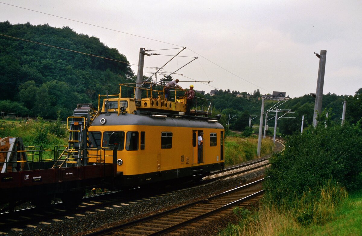 Wohl im Raum Limburg/Lahn war im Oktober 1985 ein Bauzug der DB unterwegs.
