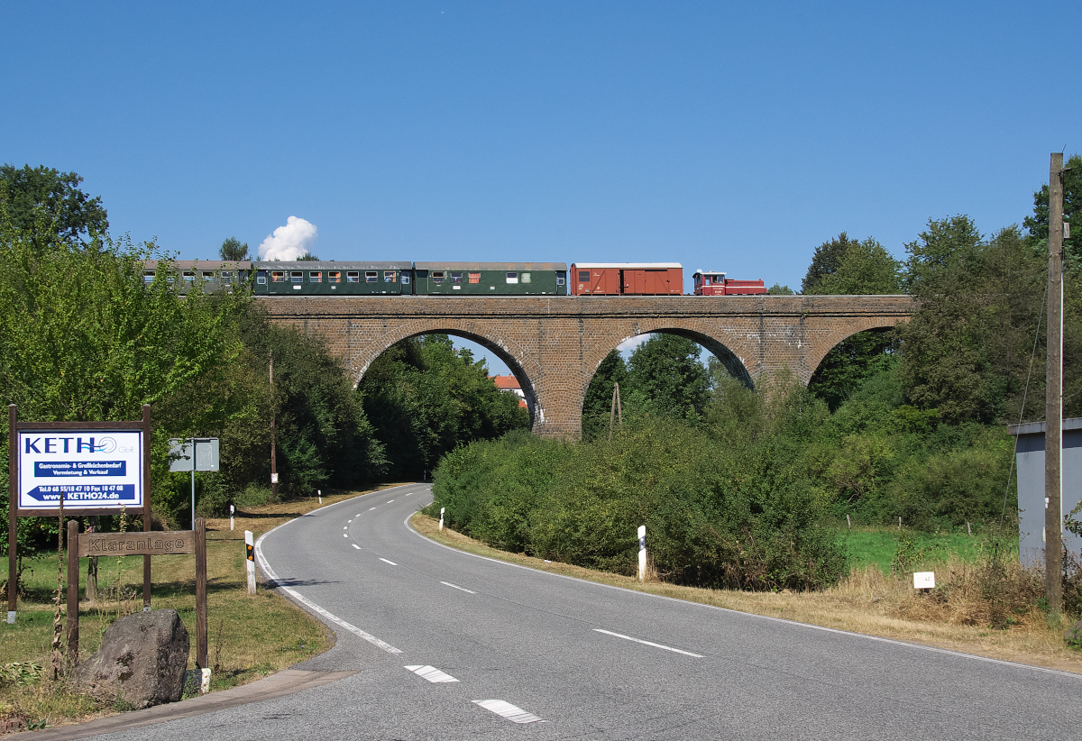 Wohl das schönste Motiv der Ostertalbahn ist der Viadukt in Haupersweiler. Köf 11098 brummt am 27.08.2017 in Richtung Oberkirchen.