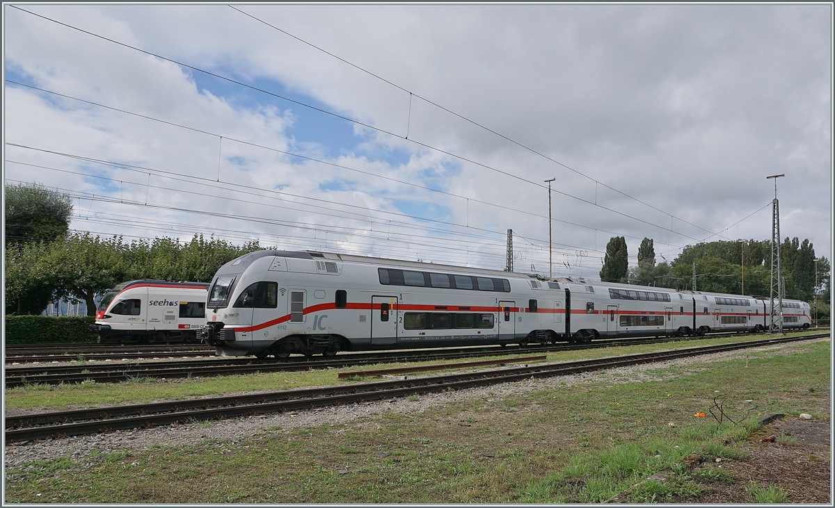 Wohl zu Testfahrten weilt der 200 km/h schnelle DB 4110 612 (93 85 4110 612-7CH-DB) in Radolfzell. Im Hintergrund fährt ein Seehaas in Richtung Konstanz.

 

