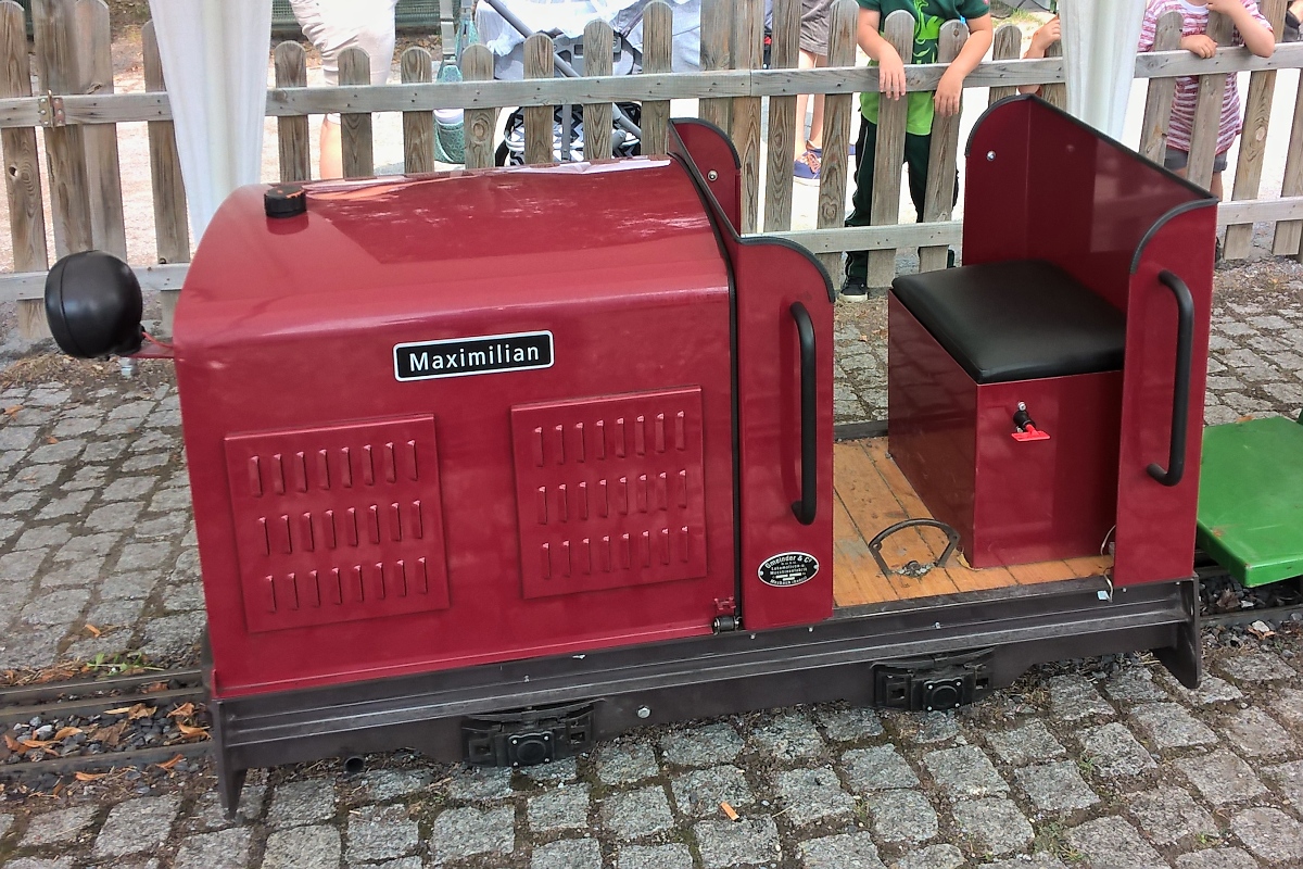 Wohl zum Inventar der Gartenbahn im Maximilian-Park in Hamm gehört die Diesellok  Maximilian , 21.7.2018
