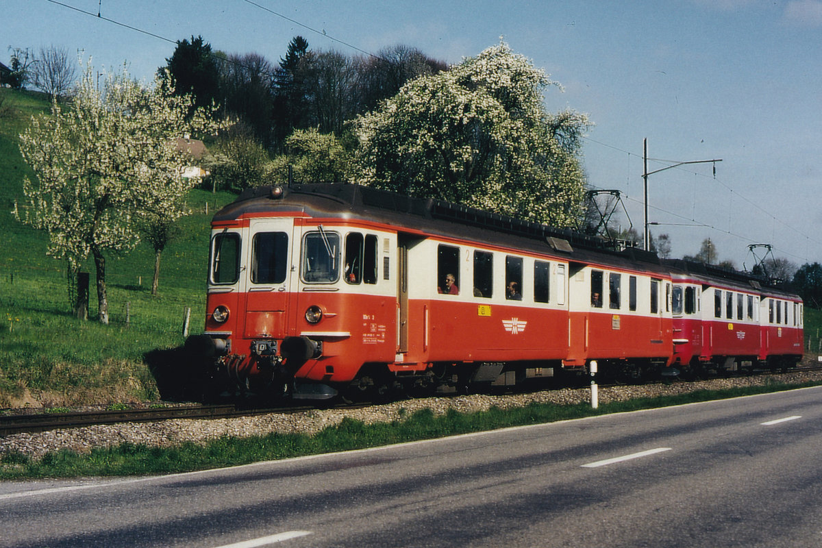 Wohlen-Fahrwangen-Meisterschwanden/WM.
Frühlingsstimmung im April 1997 mit den beiden SIG/SWS/BBC Hochleistungstriebwagen BDe 4/4 1 und BDe 4/4 2 mit Baujahr 1966 auf der Fahrt nach Wohlen.
Auf der Strecke Wohlen-Meisterschwanden mit einer Länge von 8,2 km wurde der Bahnbetrieb per 31.5.1997 eingestellt und auf Busbetrieb umgestellt.
Foto: Walter Ruetsch 