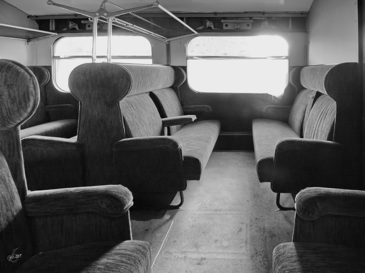 Wohlige altmodische Wohnzimmeratmosphäre in der 1. Klasse eines Mat ’46-Triebwagens. (Blerick, Mai 2019)