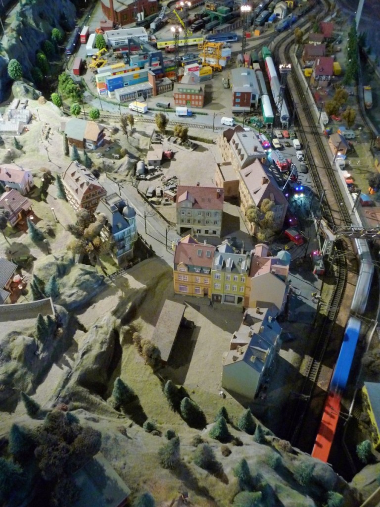 Wohngebiet und Industriegebiet auf der H0-Modellbahnanlage in der Cité du train, 2.10.12 