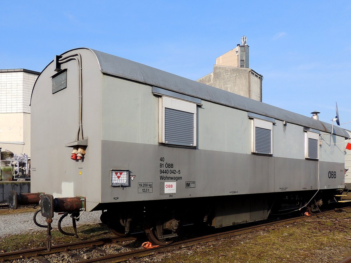 Wohnwagen 40 81 9440 042-5; abgestellt am Bhf. Ried; 130403