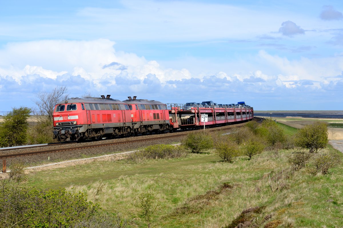Wolkenkrimi an Kilometer 226,2: Bei Morsum gelang am 28. April 2016 denkbar knapp diese Aufnahme von 218 341 und einer Schwesternmaschine, die ihren gut ausgelasteten Sylt-Shuttle in Richtung Westerland bringen und gerade den Hindenburgdamm verlassen.