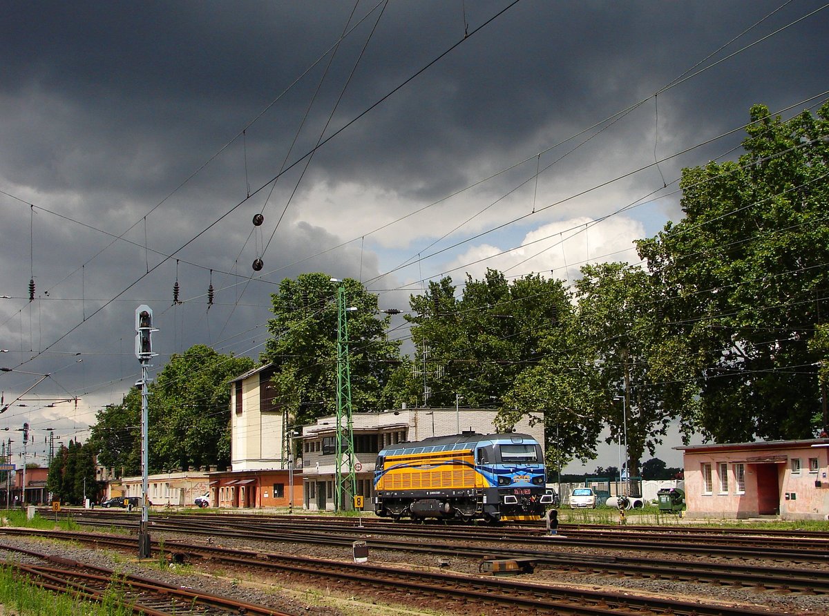 Wolkenstimmung in Komárom. 753 609 von CER Cargo wartet auf einem Güterzug.
Komárom, 24.06.2018.