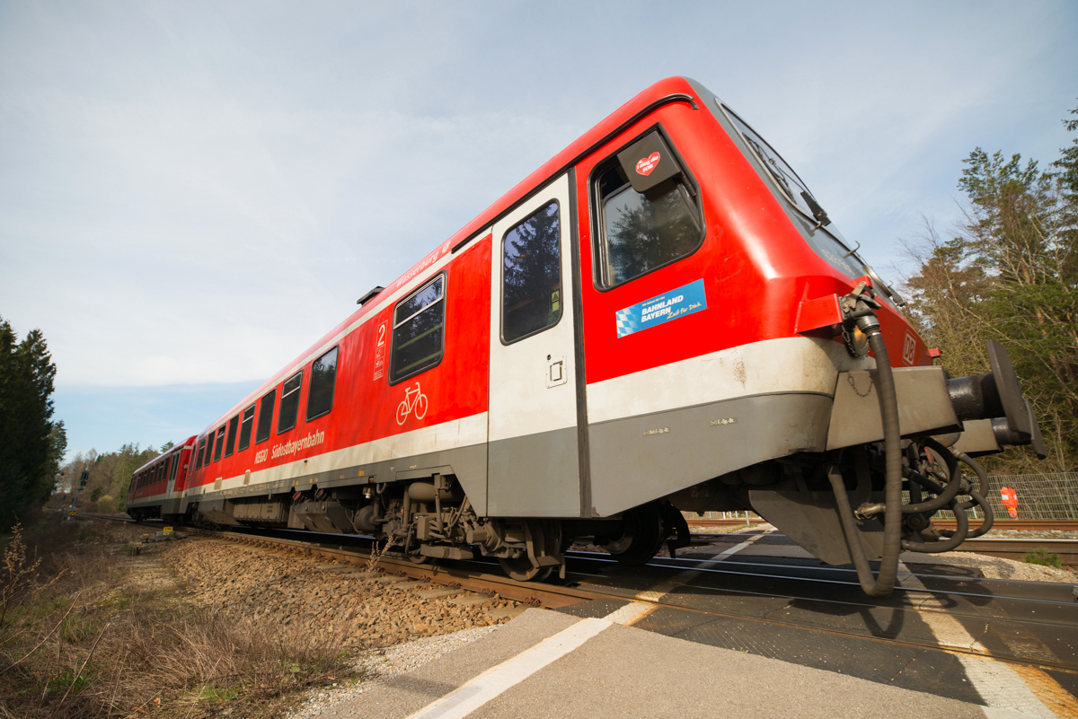 Wollte nur mal diese Perspektive mit einem Ultraweitwinkel ohne Entzerrung ausprobieren. Am störendsten wirkt sich hier die scheinbare Torsion im Zug aus. Der vordere Zugteil neigt sich nach links (in Blickrichtung), der hintere nach rechts. Ein guter Grund für die übliche Abweisung solcher Bilder, ausgenommen in dieser Kategorie. Ein entzerrtes Bild der gleichen Aufnahme ist hier zu finden:

http://www.bahnbilder.de/bild/deutschland~dieseltriebzuege~br-628/1138233/ultraweitwinkelaufnahme-aus-der-froschperspektive-die-entzerrung.html

628 566 fährt am 22.03.2019 aus Mühldorf kommend in den Bahnhof Kastl ein.