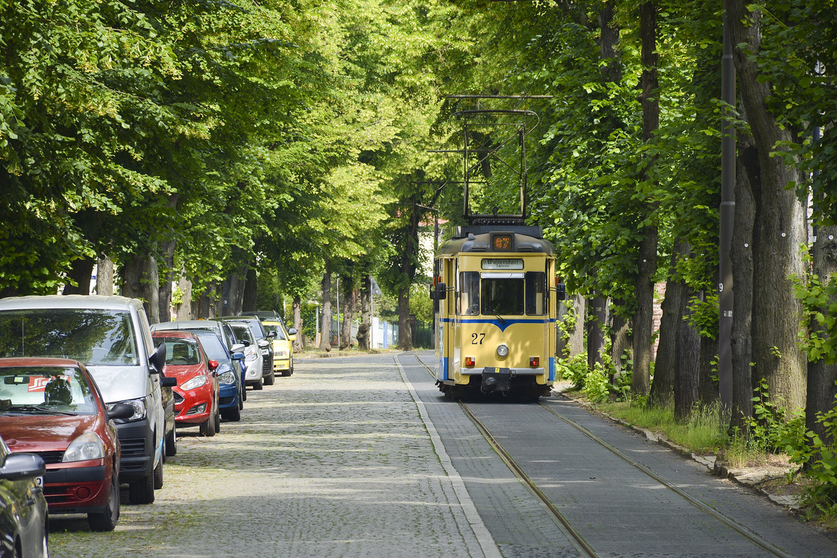 Woltersdorfer Straßenbahn (Wagen 27) in der Schleußenstraße in Woltersdorf. Die Straßenbahn verkehrt am östlichen Stadtrand von Berlin und verbindet den Bahnhof Berlin-Rahnsdorf mit der im Landkreis Oder-Spree gelegenen brandenburgischen Gemeinde Woltersdorf. 
Aufnahme: 10. Juni 2019.