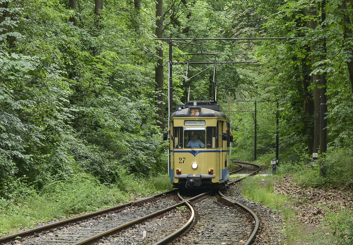 Woltersdorfer Straßenbahn Wagen 27 vor der Haltestelle am S-Bahnhof Ranhsdorf. Aufnahme: 10. Juni 2019.
