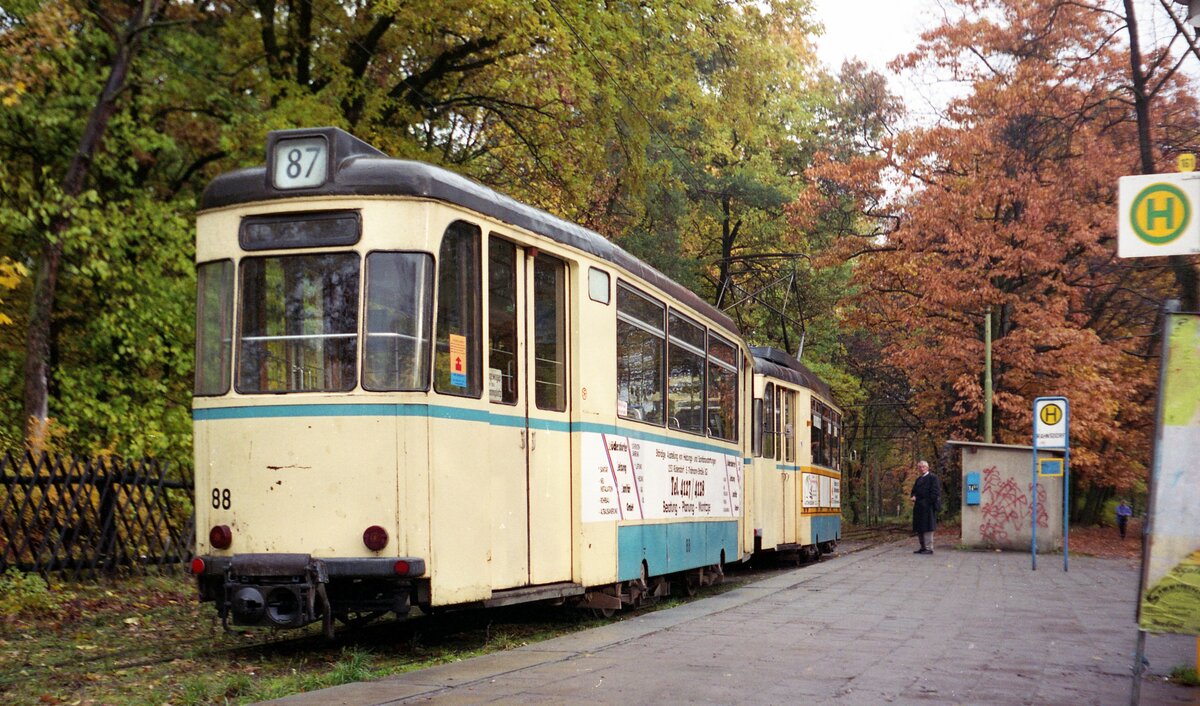 Woltersdorfer Straßenbahn__Bahn nach Woltersdorf mit Bw 88 [B57; VEB Gotha 1961; 1977 ex Schwerin; 2008 >Chemnitz] an der Abfahrtstelle ggü. der S-Bahn-Station Rahnsdorf.__29-10-1992