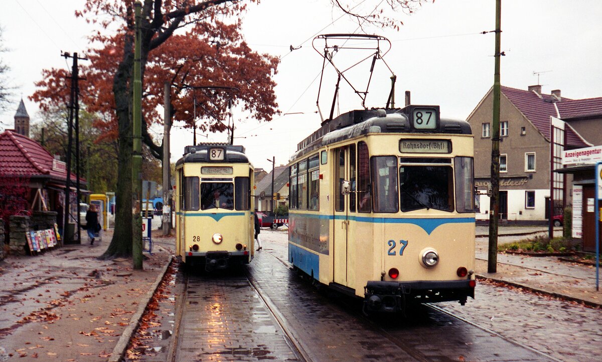Woltersdorfer Straßenbahn__Haltestelle 'Thälmann-Platz' im Woltersdorfer Ortszentrum. Treffpunkt der Tw 28 und 27 von bzw. nach 'Woltersdorf Schleuse'.__29-10-1992