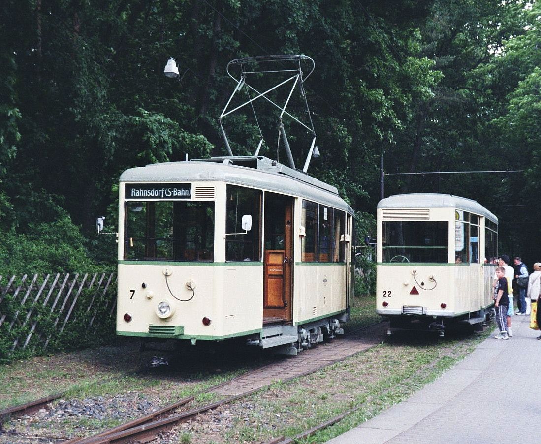 Woltersdorfer Straßenbahn__KSW Tw 7 [Uerdingen/AEG 1943; Prototyp] und KSW Bw 22 [Uerdingen 1944; 1967 ex Strausberg] an der Endstation Rahnsdorf.__23-05-2009    [alle Fz.-Daten von 'tram-info.de']