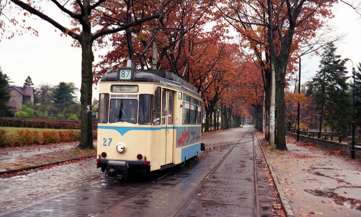 Woltersdorfer Straßenbahn__Tw 27 [T59M; VEB Gotha 1960; 1987 ex Schwerin] mit Bw in der Berliner Straße nach Woltersdorf Schleuse.__29-10-1992