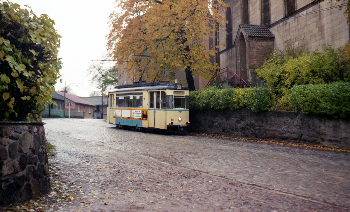 Woltersdorfer Straßenbahn__Tw 28 [T59M;	VEB Gotha 1959; 1987 ex Dessau] an der Kirche in Woltersdorf.__29-10-1992