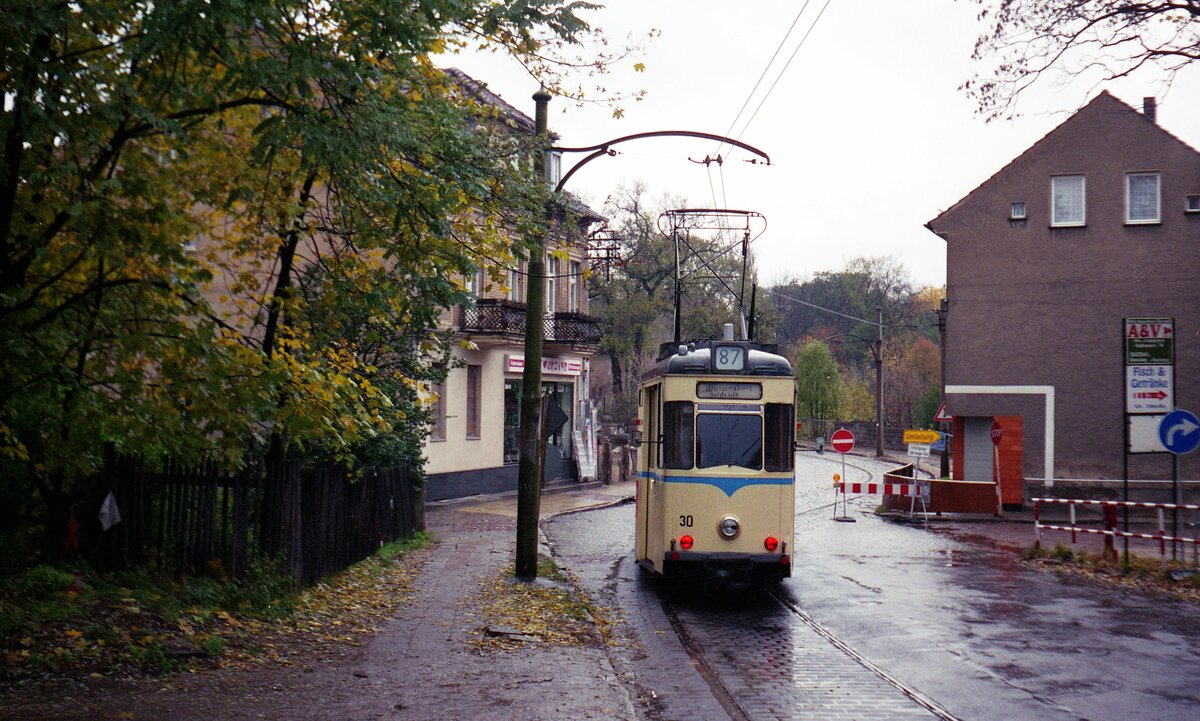 Woltersdorfer Straßenbahn__Tw 30 [T57M; VEB Gotha 1960; 1987 ex Schwerin] nach der kurzen Talfahrt geht es Richtung Schleuse.__29-10-1992