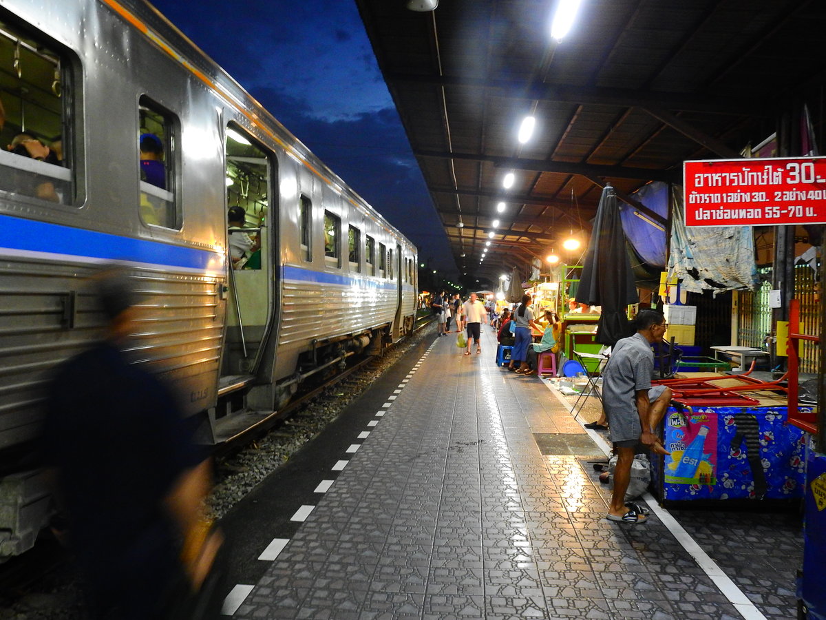 Wongwian Yai Station bei Nacht