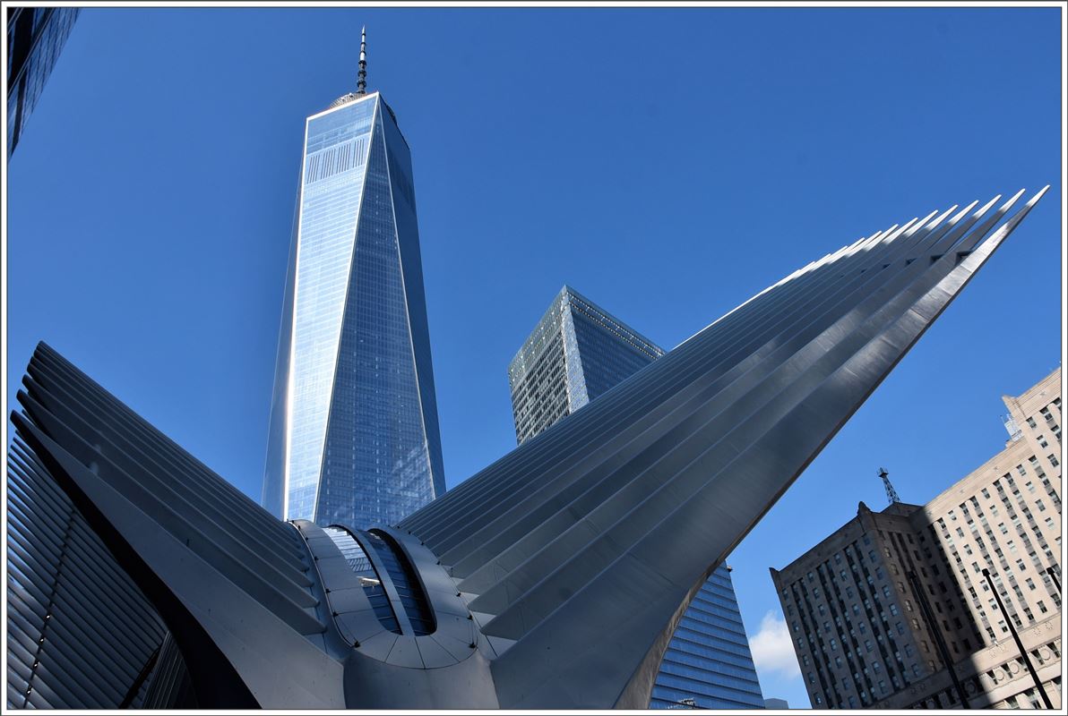 World Trade Center Station - PATH - The Port Athority Trans-Hudson of NY and NJ. Unweit des One World Centers und Ground 0 Memorial wurde der 4 Milliarden $ teure Bahnhof nach Plänen vom spanischen Architekten Santiago Calatrava (Zürich Stadelhofen) errichtet. Die gigantische Bahnhofhalle, Oculus genannt, beherbergt auch eine unzählige Zahl von Einzelhandelsgeschäften. Die PATH Gesellschaft, zum Teil unterirdisch, verbindet Manhattan mit den Stadtteilen westlich des Hudson River. (06.10.2017)
