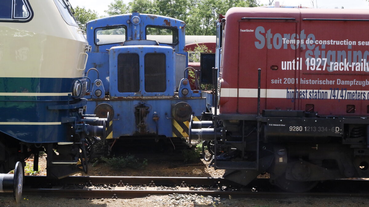 Wovon sie wohl Träumen ? von früher oder von kommenden Aufgaben ? So gesehen in Brieske, auf dem 
Gelände der WISAG, die Kamera muss mit dem Einbeinstativ über den Drahtzaun gehalten werden uns die Auslösung erfolgt mit dem Funkauslöser. 21.06.2022  12:12 Uhr.