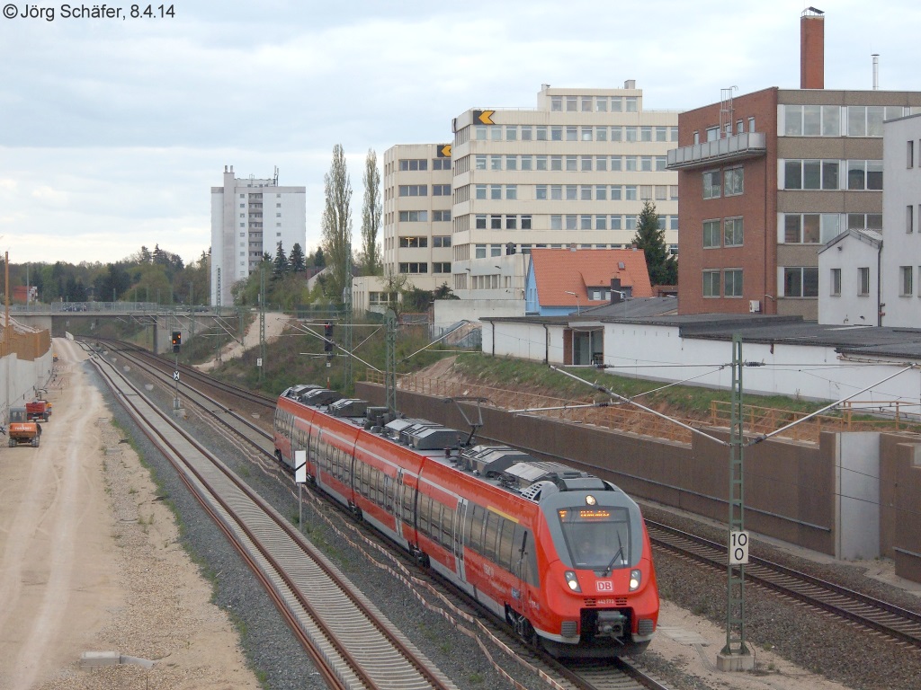 Wozu erweitert man mitten im Stadtgebiet den Einschnitt einer Bahnlinie? In Fürth legt man ein neues Gleis hinein, das jahrelang nicht genutzt wird. 442 773 fuhr am 8.4.14 als RE nach Lichtenfels durch die Dauerbaustelle.