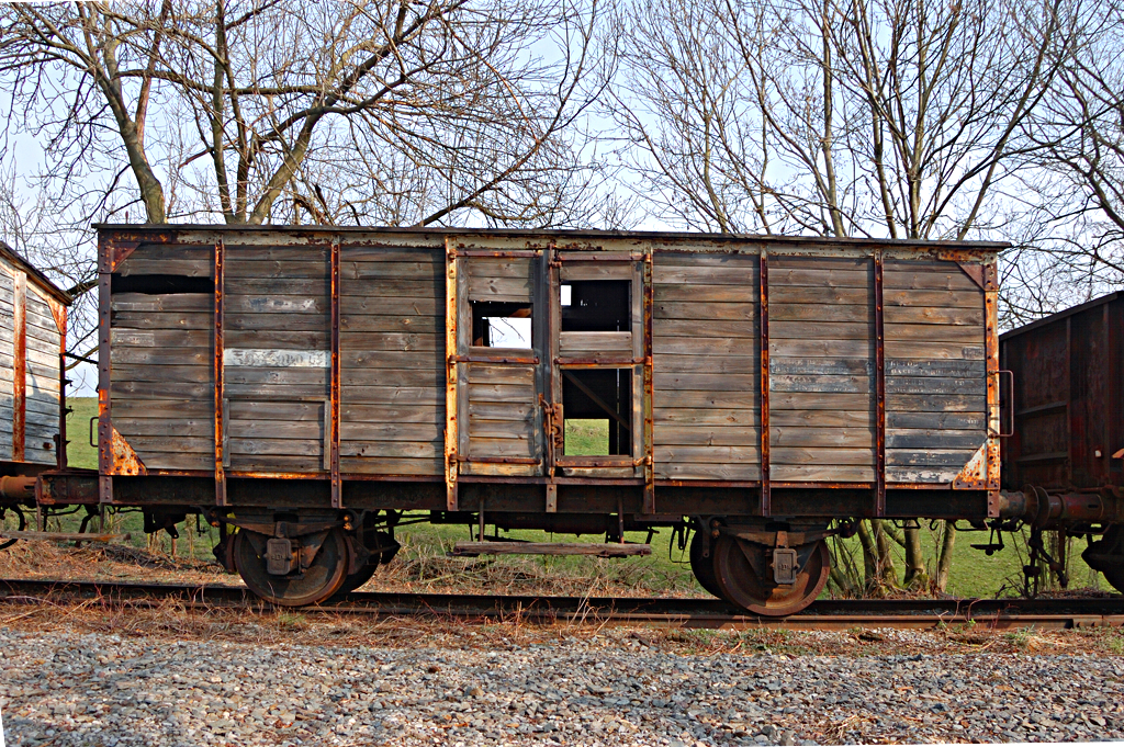 Wrack eines mit Spitzdach Gedecktergüterwagen des Sammler Walter Ley,auf der nicht mehr angeschloßene Gleisanlage am Gare du Hombourg ( Belgien). Festgehalten am 14.März 2015.