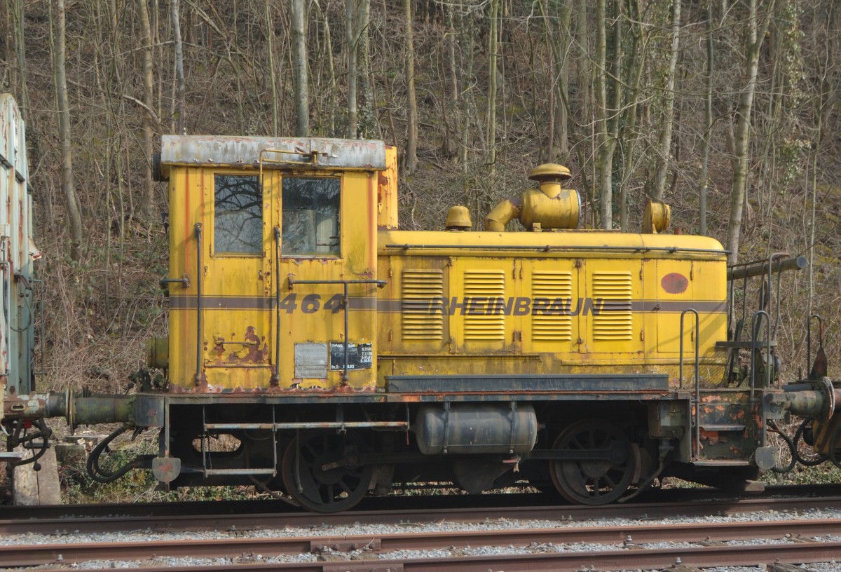 Wrack der Lok 464 Rheinbraun - Deutz FNr. 56199/1956, Typ T4M625 R, des Sammler Walter Ley,auf der nicht mehr angeschloßene Gleisanlage am Gare du Hombourg ( Belgien). Festgehalten am 14.März 2015.