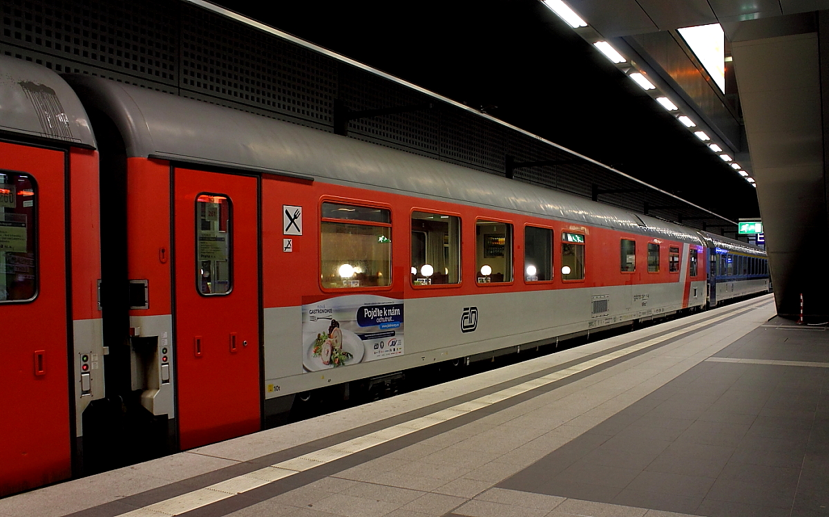 WRmz815 der tschechischen Eisenbahn (CZ-CD 73 54 88-91 004-4) eingereiht in den EC 179 von Berlin Hbf nach Praha hl.n. am 12.01.2014 kurz vor der Abfahrt in Berlin Hbf.