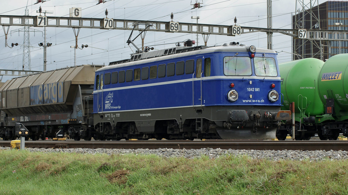 WRS 1042 041-0 (ehem. ÖBB) mit Tagnpps Güterwagen
Basel am 23.1017