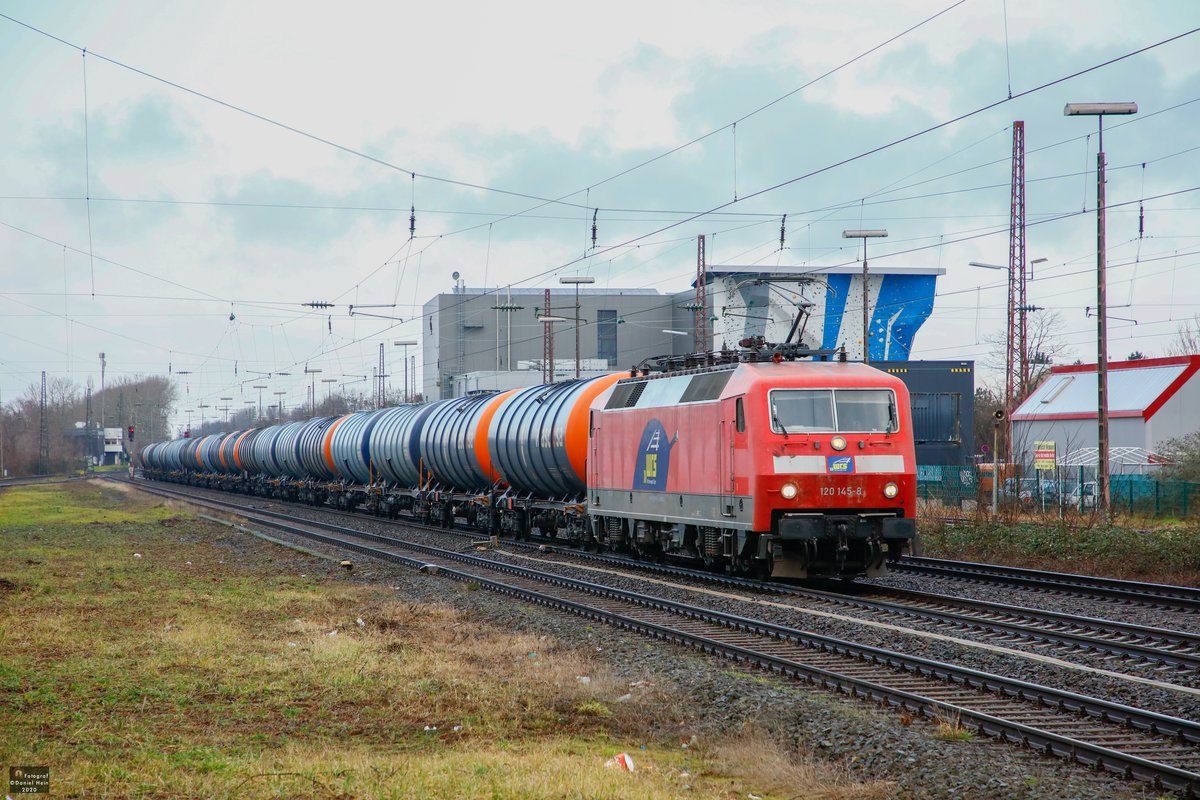 WRS 120 145-8 mit Kesselzug in Hilden, Januar 2020.