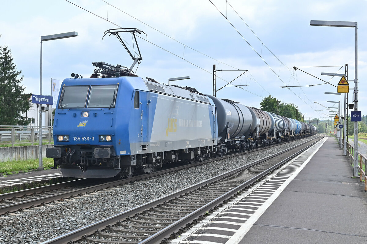WRS 185 536-0 mit Kesselwagen am Haken in Thüngersheim gen Retzbach-Zellingen fahrend. 24.8.2021