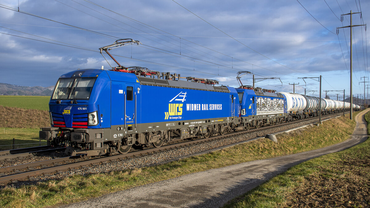 wrs 475 901 und 902 sind mit einem Kesselzug aus der Ostschweiz kommend in Richtung Basel unterwegs, aufgenommen zwischen Mumpf und Möhlin (CH) am 21.01.2022.