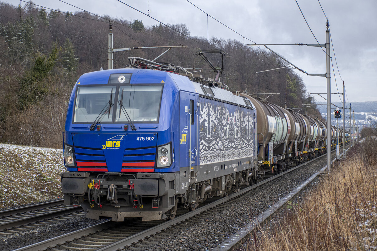 wrs 475 902 ist mit einem Kesselzug bei Villnachern unterwegs in Richtung Basel, aufgenommen am 10.01.2022.