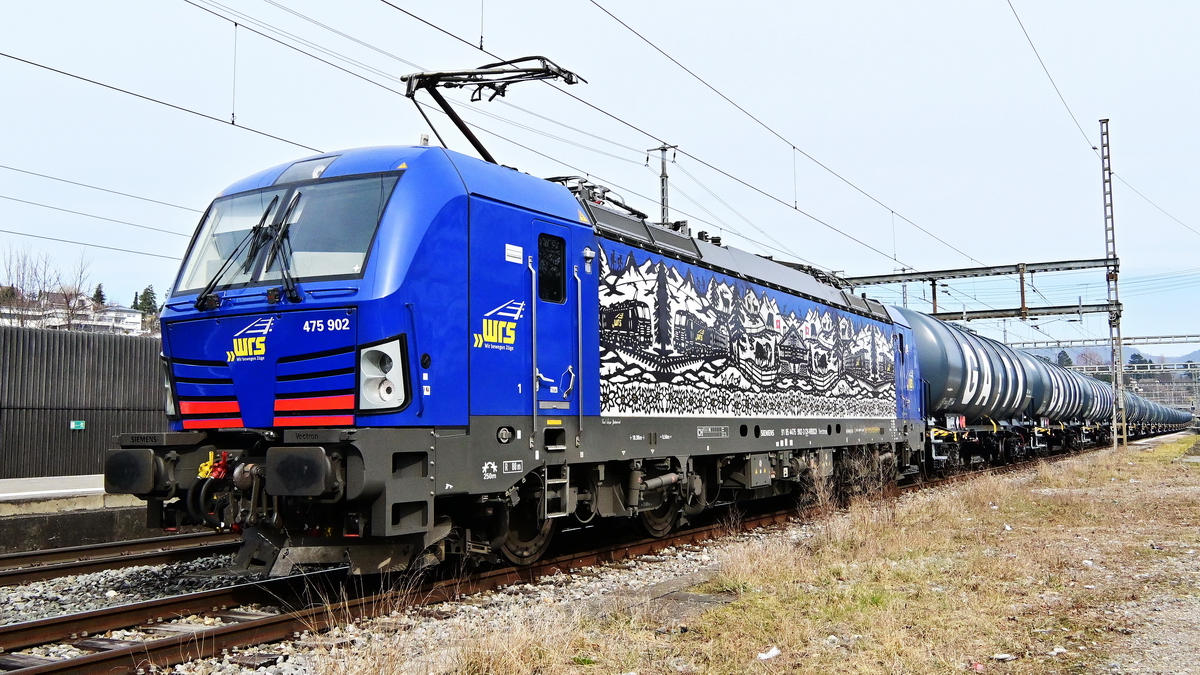 wrs 475 902 mit einem neuen Kesselzug bei Gelterkinden am 11.3.2022. Eine tolle, neue Bemalung.