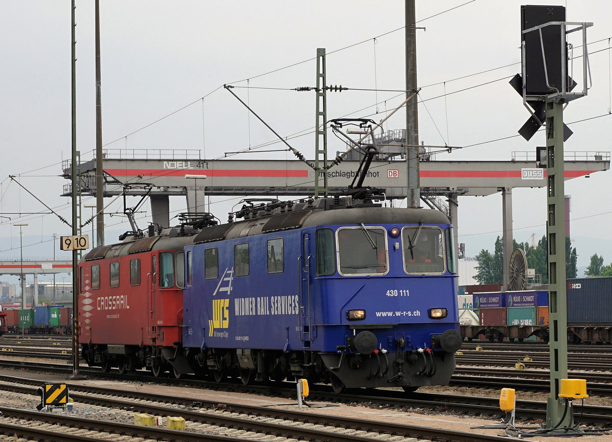 WRS: Am 4. Mai 2018 warteten die beiden Loks 430 111 und 430 115 von Widmer Rail Services AG in Weil am Rhein auf ihren nächsten Einsatz.
Zur Aufnahme: Standort Baustelle, Bildausschnitt Fotoshop.
Foto: Walter Ruetsch  