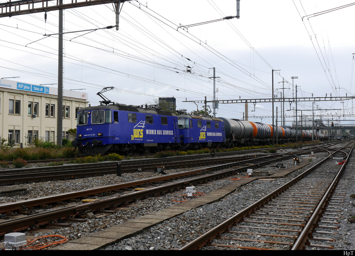 WRS - Loks 430 111 und 430 112 vor Güterwagen bei der durchfahrt in Prattelen am 25.09.2020