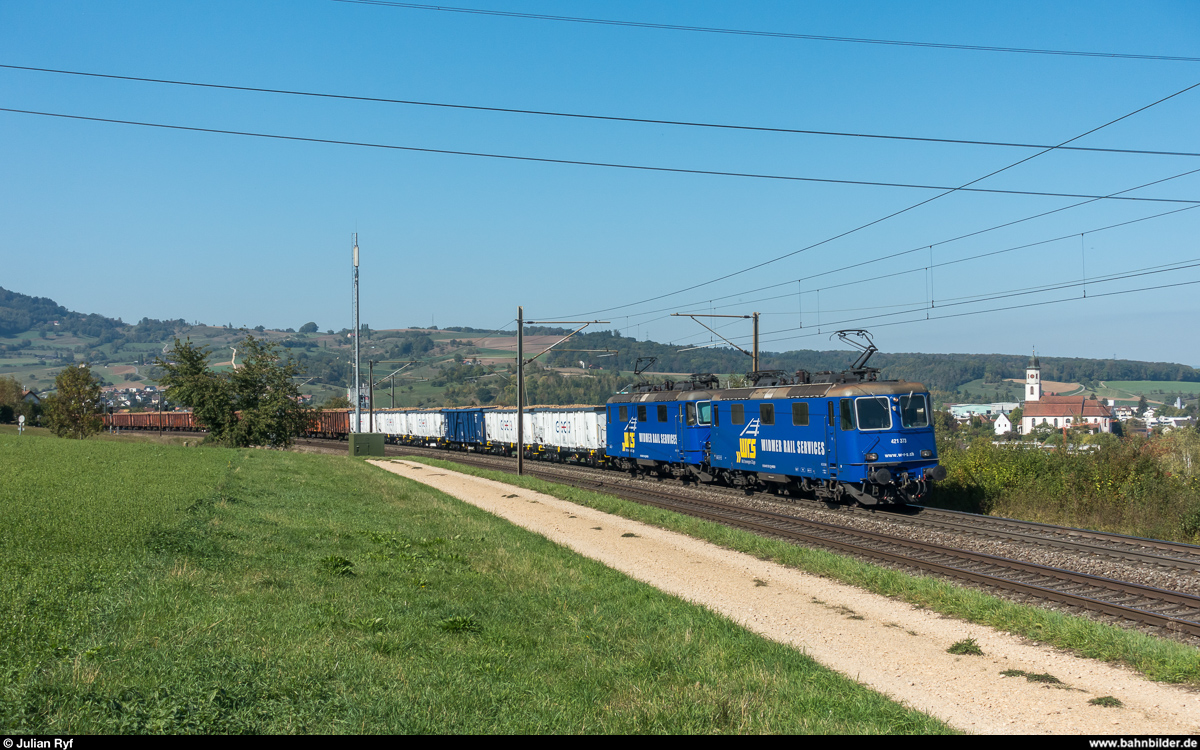 WRS Re 421 373 und Re 430 115 am 28. September 2018 mit einem Zuckerrübenzug aus Deutschland bei Frick.