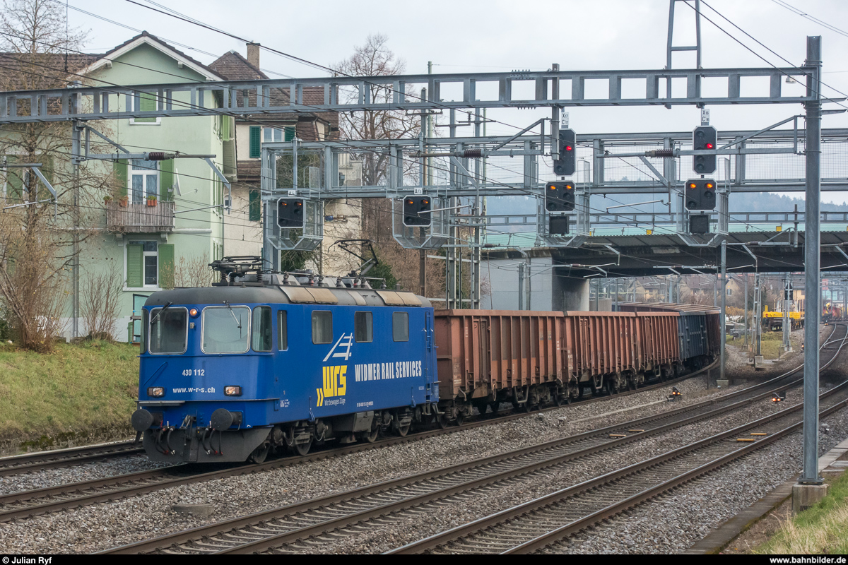 WRS Re 430 112 mit einem Zuckerrüben-Leerzug am 5. Dezember 2017 in Winterthur.
