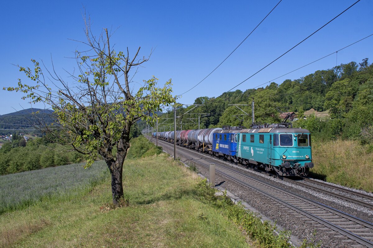 wrs Re 430 114 und 115 sind am 1. August 2022 mit einem Kesselzug unterwegs in die Ostschweiz. Aufgenommen in Umiken AG.