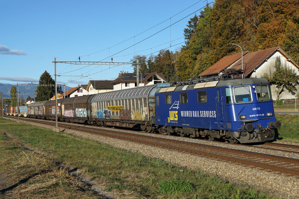 WRS
Widmer Rail Services AG
Am 24. Oktober 2018 waren die WRS Lokomotiven Re 430 112-3 und die Ae 1042 007-1 infolge Testfahrten im Seeland unterwegs.
Bei Busswil.
Foto: Walter Ruetsch