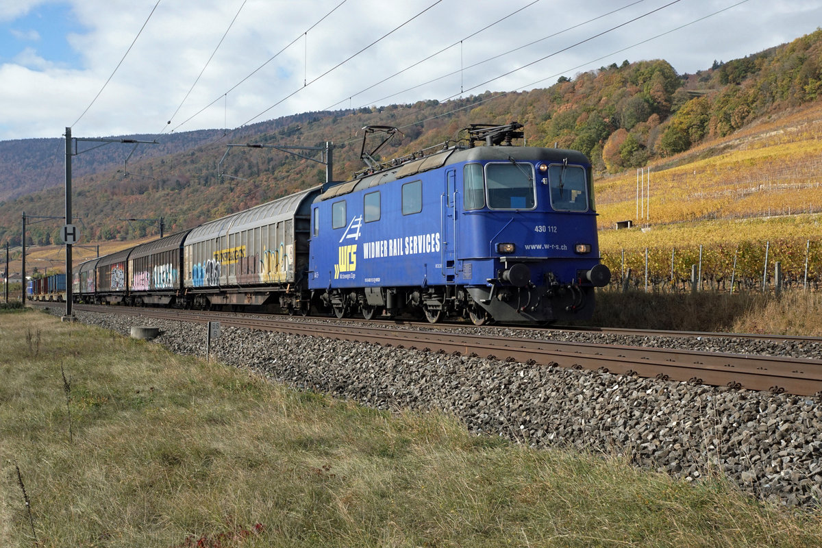 WRS
Widmer Rail Services AG
Am 24. Oktober 2018 waren die WRS Lokomotiven Re 430 112-3 und die Ae 1042 007-1 infolge Testfahrten im Seeland unterwegs.
Bei Cressier.
Foto: Walter Ruetsch
