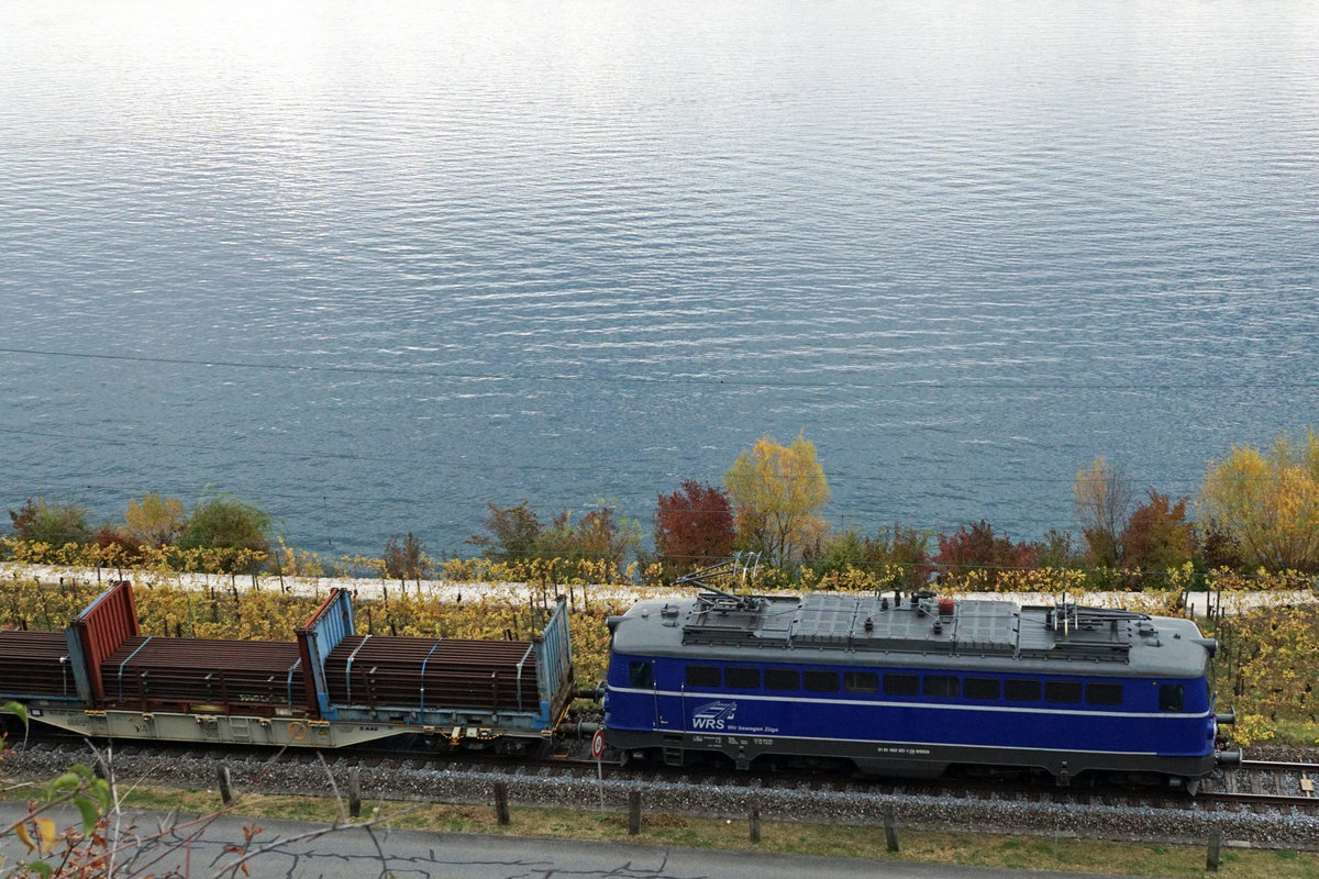 WRS
Widmer Rail Services AG
Am 24. Oktober 2018 waren die WRS Lokomotiven Re 430 112-3 und die Ae 1042 007-1 infolge Testfahrten im Seeland unterwegs.
Bei Ligerz auf dem noch eingleisigen Streckenabschnitt.
Foto: Walter Ruetsch